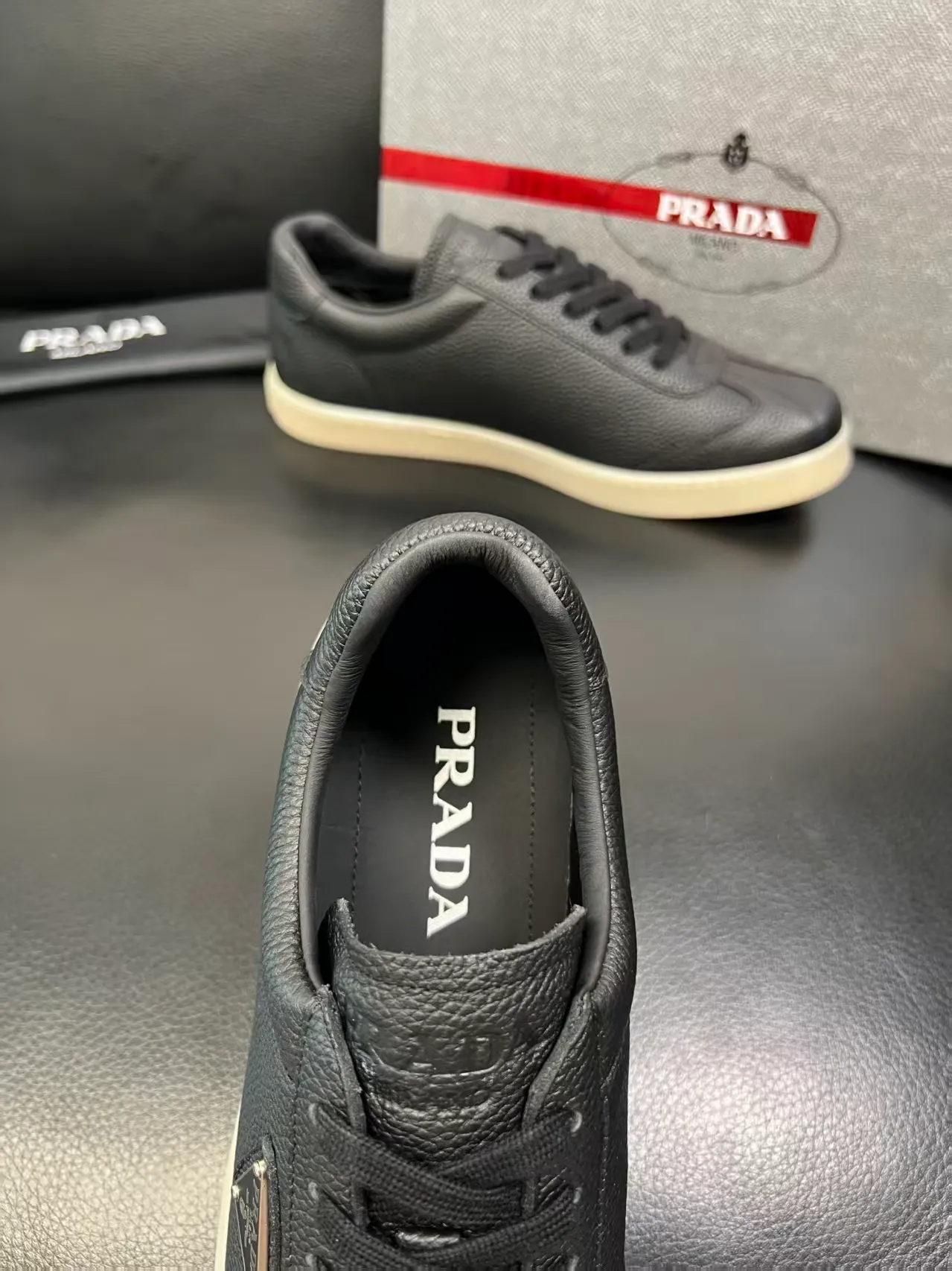 P380 38-45 Prada Prada’s new men’s leather sneakers, the highest version on the market, any comparison is welcome🆚! The original leather has excellent texture and is super high-end! Fetal sheep net lining imported from Italy, removable pad! Luxurious materials and fine workmanship, highly recommended! No. 058